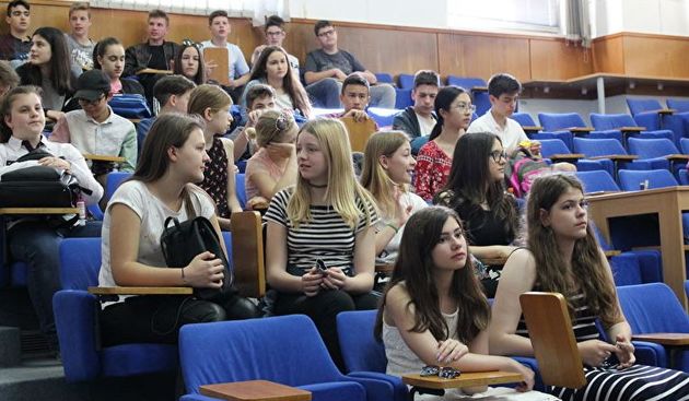 Mađarski učenici posjetili gradsku upravu