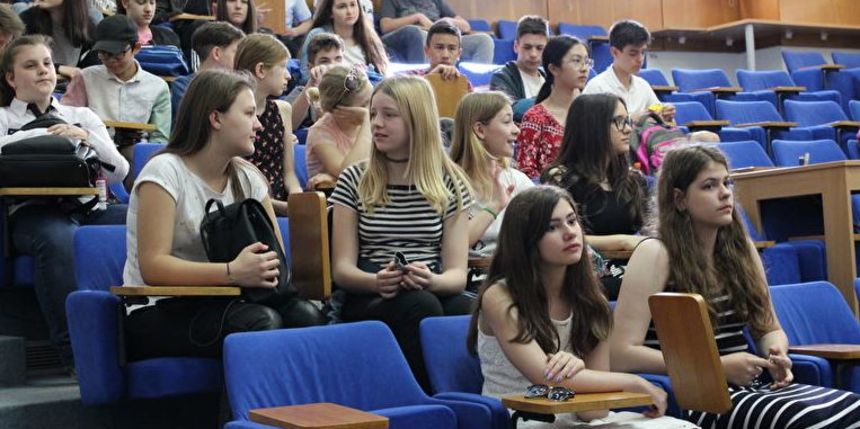 Mađarski učenici posjetili gradsku upravu Mađarski učenici posjetili gradsku upravu