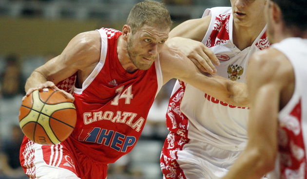 Zadar, 220810
Dvorana Kresimira Cosica.
Trece kolo Svjetskog kupa, kosarkaska utakmica izmedju reprezentacija Hrvatska i Rusija.
Na slici: Igrac Hrvatske Luka Zoric.
Foto: Jure Miskovic / CROPIX
