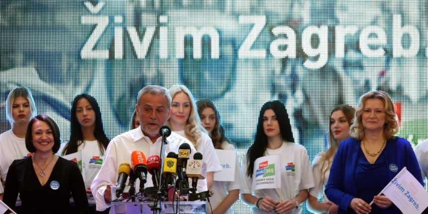 Bandić je kandidaturu za novi gradonačelnički mandat objavio u Paviljonu broj 12 Zagrebačkog velesajma u nedavno otvorenom prostoru Tehnološkog parka, gdje će uskoro početi raditi 360 mladih poduzetnika jer je to, kako je rekao, budućnost ovog grada i ove Bandić je kandidaturu za novi gradonačelnički mandat objavio u Paviljonu broj 12 Zagrebačkog velesajma u nedavno otvorenom prostoru Tehnološkog parka, gdje će uskoro početi raditi 360 mladih poduzetnika jer je to, kako je rekao, budućnost ovog grada i ove