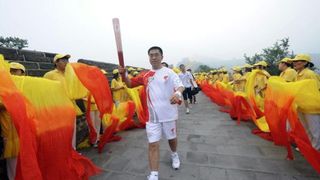 Olimpijska baklja na kineskom zidu
