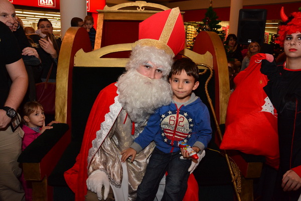 Supernova Zadar: Sveti Nikola i kamion Djeda mraza, Foto: Iva Perinčić Supernova Zadar: Sveti Nikola i kamion Djeda mraza, Foto: Iva Perinčić