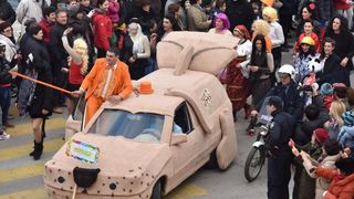 Karnevalska povorka okupila se na parkiralistu kod ‘Ljepotice’ a potom je krenula prema sredisnjem gradskom Trgu. Photo: Dino Stanin/PIXSELL