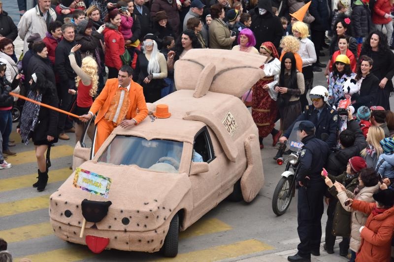 Karnevalska povorka okupila se na parkiralistu kod ‘Ljepotice’ a potom je krenula prema sredisnjem gradskom Trgu. Photo: Dino Stanin/PIXSELL