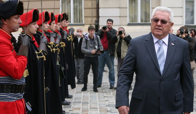 Zagreb, 161010.  Trg sv. Marka.  Obiljezavanju Dana kravate u Hrvatskome saboru i ceremonija smjene straze i ophodnje gradom Pocasne satnije Kravat-pukovnije. Na slici: predsjednik Hrvatskoga sabora Luka Bebic obisao je pikovniju. Foto: Damjan Tadic / CRO