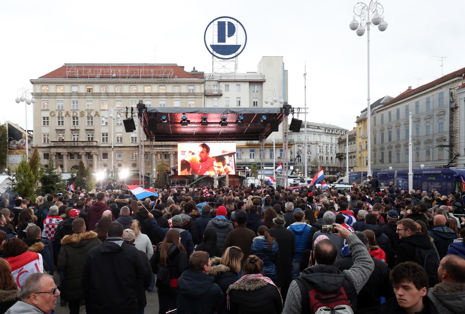 Zlatne tenisače na Trgu bana Josipa Jelačića dočekale tisuće navijača Zlatne tenisače na Trgu bana Josipa Jelačića dočekale tisuće navijača