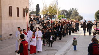 Cvjetnica 20. ožujka 2016: Nakon blagoslova maslinovih grančica, nadbisku Želimir Puljić predvodio je procesiju do katedrale sv. Stošije gdje je služio misno slavlje na kojem se pjevala Muka našeg Gospodina Cvjetnica 20. ožujka 2016: Nakon blagoslova maslinovih grančica, nadbisku Želimir Puljić predvodio je procesiju do katedrale sv. Stošije gdje je služio misno slavlje na kojem se pjevala Muka našeg Gospodina