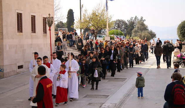 Cvjetnica 20. ožujka 2016: Nakon blagoslova maslinovih grančica, nadbisku Želimir Puljić predvodio je procesiju do katedrale sv. Stošije gdje je služio misno slavlje na kojem se pjevala Muka našeg Gospodina