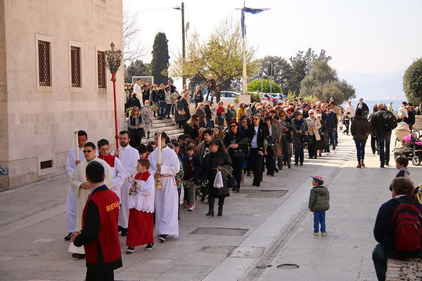 Cvjetnica 20. ožujka 2016: Nakon blagoslova maslinovih grančica, nadbisku Želimir Puljić predvodio je procesiju do katedrale sv. Stošije gdje je služio misno slavlje na kojem se pjevala Muka našeg Gospodina Cvjetnica 20. ožujka 2016: Nakon blagoslova maslinovih grančica, nadbisku Želimir Puljić predvodio je procesiju do katedrale sv. Stošije gdje je služio misno slavlje na kojem se pjevala Muka našeg Gospodina