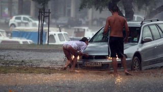 Zadar, 010912.
Nakon visemjesecne suse u Zadru se u subotu ujutro dogodio potop. Kisa je uz povremenu jaku grmljavinu pocela padati pred zoru, oko pet sati i jos nije prestala padati. Ogromne kolicine kise prekrile su prometnice na godinama poznatim kriti