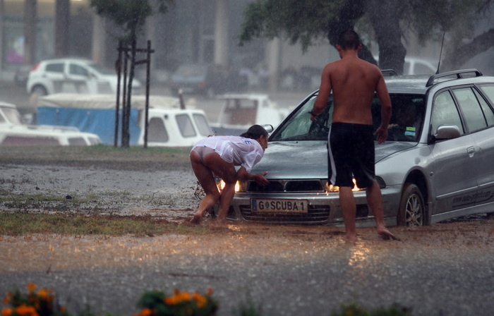 Zadar, 010912.
Nakon visemjesecne suse u Zadru se u subotu ujutro dogodio potop. Kisa je uz povremenu jaku grmljavinu pocela padati pred zoru, oko pet sati i jos nije prestala padati. Ogromne kolicine kise prekrile su prometnice na godinama poznatim kriti