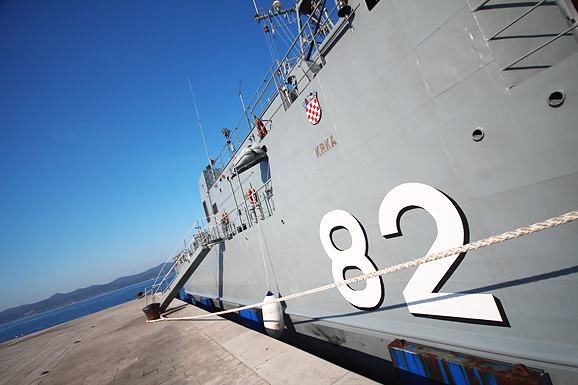 Polazak ratnog broda HRM-a sa zadarske rive (foto:Saša Čuka)