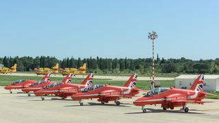 Akrobatska grupa Red Arrows u posjetu Krilima Oluje u Zemuniku