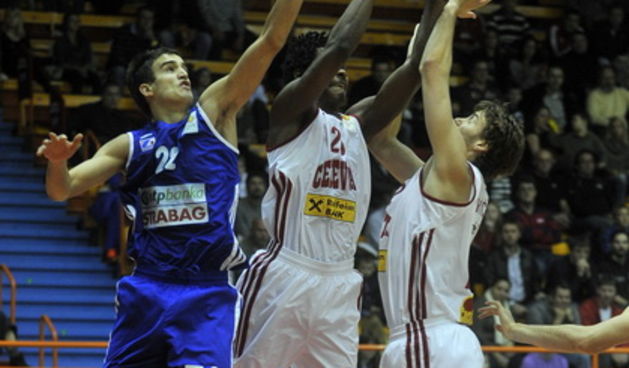 Zagreb, 281012. 
Dom Sportova.
Utakmica ABA lige izmedju Cedevite i Zadra.
Na fotografiji: Ivan Batur (22) i Mickael Gelabale (20)
Foto: Bruno Konjevic / CROPIX