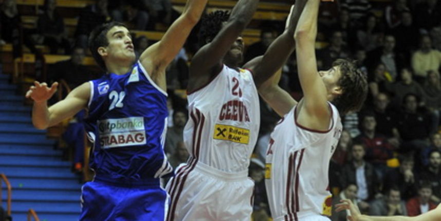 Zagreb, 281012. 
Dom Sportova.
Utakmica ABA lige izmedju Cedevite i Zadra.
Na fotografiji: Ivan Batur (22) i Mickael Gelabale (20)
Foto: Bruno Konjevic / CROPIX