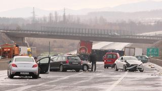 Na autocesti A1 poslije sv. Roka u smjeru Zagreba, kod tunela Krpani, u 6.15 sati sudarilo se 20-ak vozila u nekoliko lančanih sudara, Foto: Dino Stanin/PIXSELL Na autocesti A1 poslije sv. Roka u smjeru Zagreba, kod tunela Krpani, u 6.15 sati sudarilo se 20-ak vozila u nekoliko lančanih sudara, Foto: Dino Stanin/PIXSELL