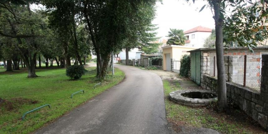 05.03.2014., Zadar – Utapanjem u plitkom nezasticenom bunaru u Dinarskoj ulici jucer je zivot izgubila jedna zena. Bunar se nalazi u neposrednoj blizini vrtica i Doma za stare i nemocne. Photo: Dino Stanin/PIXSELL