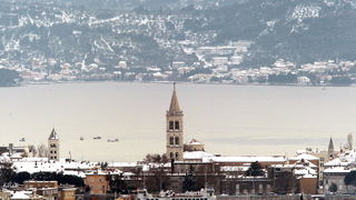 Zadar, 050212.
Zadarska snjezna prica traje vec treci dan. Zadar je i dalje prekriven bijelim pokrivacem, a gradjani nemaju vecih problema.
Na slici: pogled na bijele zadarske krovove.
Foto: Jure Miskovic / CROPIX Zadar, 050212.
Zadarska snjezna prica traje vec treci dan. Zadar je i dalje prekriven bijelim pokrivacem, a gradjani nemaju vecih problema.
Na slici: pogled na bijele zadarske krovove.
Foto: Jure Miskovic / CROPIX