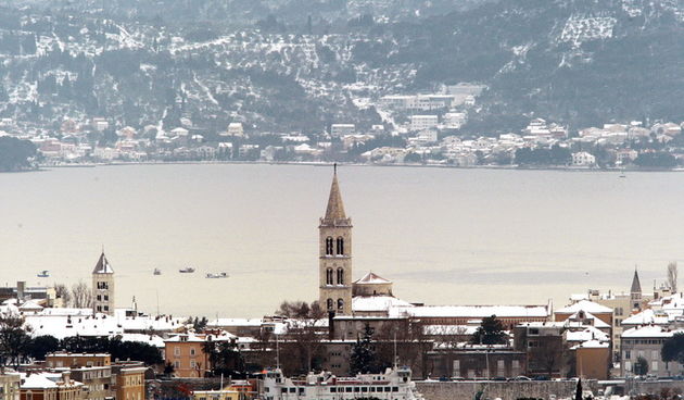 Zadar, 050212.
Zadarska snjezna prica traje vec treci dan. Zadar je i dalje prekriven bijelim pokrivacem, a gradjani nemaju vecih problema.
Na slici: pogled na bijele zadarske krovove.
Foto: Jure Miskovic / CROPIX