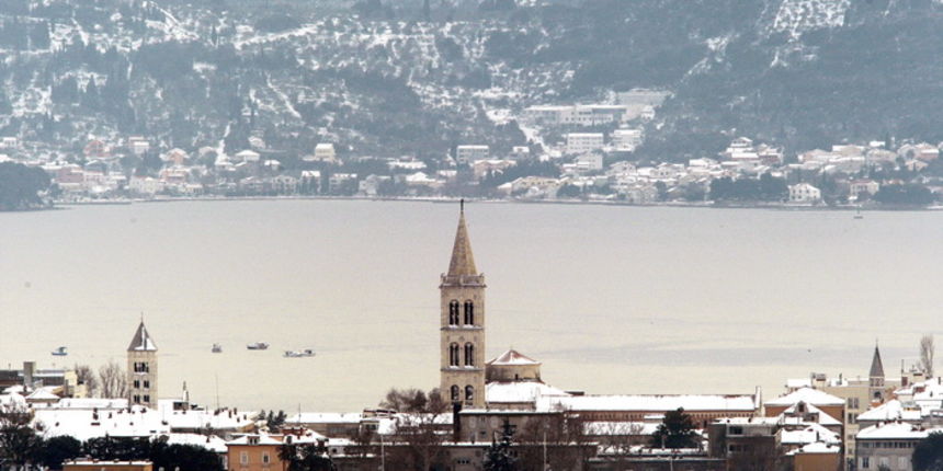 Zadar, 050212.
Zadarska snjezna prica traje vec treci dan. Zadar je i dalje prekriven bijelim pokrivacem, a gradjani nemaju vecih problema.
Na slici: pogled na bijele zadarske krovove.
Foto: Jure Miskovic / CROPIX Zadar, 050212.
Zadarska snjezna prica traje vec treci dan. Zadar je i dalje prekriven bijelim pokrivacem, a gradjani nemaju vecih problema.
Na slici: pogled na bijele zadarske krovove.
Foto: Jure Miskovic / CROPIX