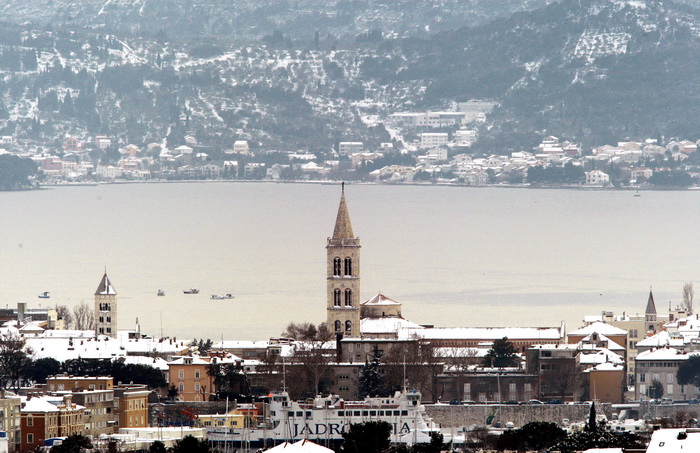 Zadar, 050212.
Zadarska snjezna prica traje vec treci dan. Zadar je i dalje prekriven bijelim pokrivacem, a gradjani nemaju vecih problema.
Na slici: pogled na bijele zadarske krovove.
Foto: Jure Miskovic / CROPIX Zadar, 050212.
Zadarska snjezna prica traje vec treci dan. Zadar je i dalje prekriven bijelim pokrivacem, a gradjani nemaju vecih problema.
Na slici: pogled na bijele zadarske krovove.
Foto: Jure Miskovic / CROPIX