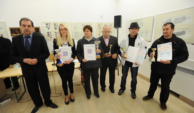 Zadar, 250313.
Proglasenje najboljih suvenira na ovogodisjnem Festivalu suvenira u Muzeju antickog stakla.
Na fotografiji: detalj s dogadjaja; osvajaci Grand prix nagrada.
Foto: Luka Gerlanc / CROPIX