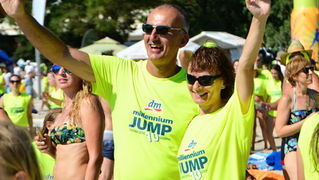 10. dm Millennium Jump na zadarskoj rivi – 3 tisuće skakača poslalo prekrasnu priču u svijet 10. dm Millennium Jump na zadarskoj rivi – 3 tisuće skakača poslalo prekrasnu priču u svijet