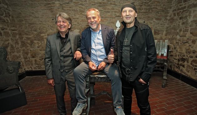 U Galeriji Klovicevi dvori otvorena je izlozba Stephana Lupina povodom 35. obljetnice stvaralastva tog umjetnika, fotografa, kipara i multimedijalnog umjetnika.