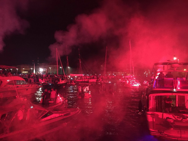 Doček zlatnih zadarskih olimpijaca Šime Fantele i Igora Marenića: Bakljada na brodovima od Vitrenjaka do Morskih orgulja. Foto: Tija Malik Doček zlatnih zadarskih olimpijaca Šime Fantele i Igora Marenića: Bakljada na brodovima od Vitrenjaka do Morskih orgulja. Foto: Tija Malik