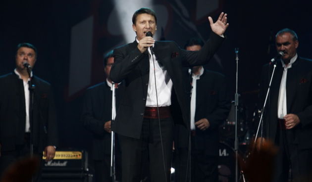 Split, 130610.
U Spaladium Areni odrzan je koncert na kojem je prikupljan novac koji ce biti iskoristen za pravnu pomoc hrvatskim generalima koji odgovaraju u Haagu i pred hrvatskim pravosudjem. Nastupali su Thompson, Oliver Dragojevic, KUD Cambi, Dalmati