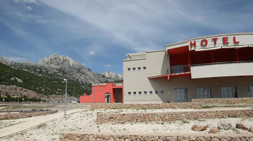 Stranci se ne mogu načuditi napuštenom hotelu na ulazu u tunel Sveti Rok, što bi tek bilo da znaju istinu