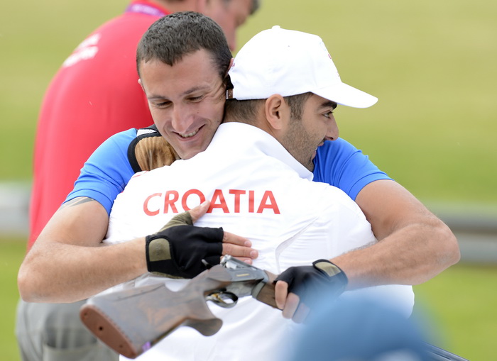 London, 060812.
Hrvatski strijelci Anton Glasnovic i Giovanni Cernogoraz u finalu trapa tijekom Olimpijskih Igara u Londonu.
Na fotografiji: Giovanni Cernogoraz osvojio je zlato.
Foto: Drago Sopta / CROPIX
