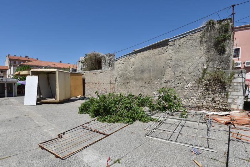 Zadar: Zbog početka radova na izgradnji TIC-a, zakupci javne površine sele na novu lokaciju, foto: Dino Stanin/PIXSELL Zadar: Zbog početka radova na izgradnji TIC-a, zakupci javne površine sele na novu lokaciju, foto: Dino Stanin/PIXSELL