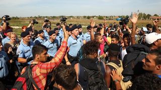 Tovarnik: Izbjeglice su izgubili strpljenje te pjesice krenuli po pruzi prema Zagrebu. Nakon nekoliko stotina metara zaustavila ih je policija i obecala kako prijevoz stize. Photo: Zeljko Lukunic/PIXSELL