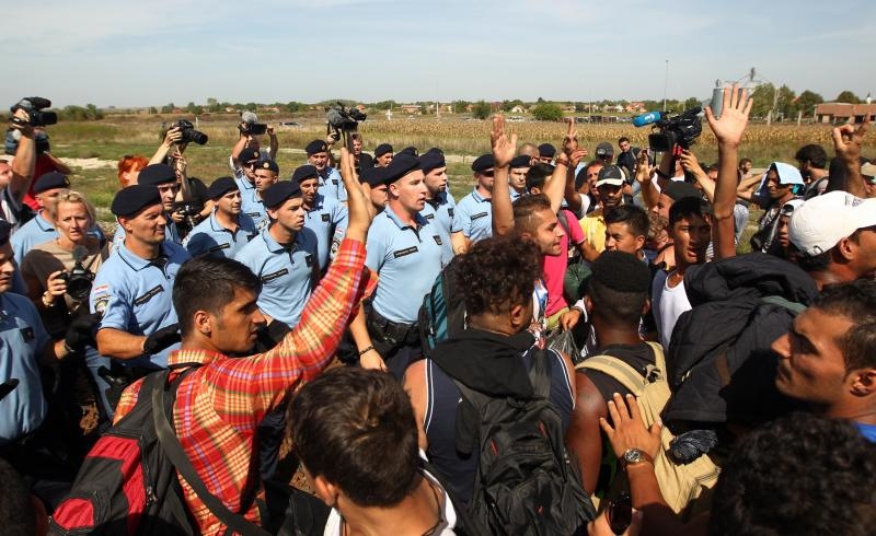 Tovarnik: Izbjeglice su izgubili strpljenje te pjesice krenuli po pruzi prema Zagrebu. Nakon nekoliko stotina metara zaustavila ih je policija i obecala kako prijevoz stize. Photo: Zeljko Lukunic/PIXSELL