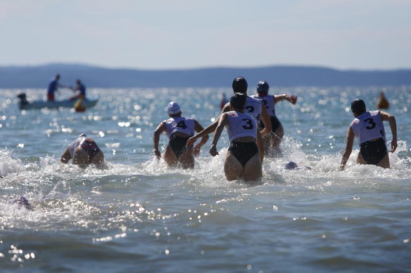 Na plaži u Zatonu kod Zadra održan je tečaj Hrvatskog crvenog križa za  djevojke i mladiće kako bi dobili licencu za spasioce na plažama Zadarske županije. Photo: Filip Brala/PIXSELL