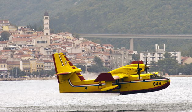 Krk,Silo,240712.Rano jutros nakon smanjenja bure nastavljeno je gasnje  velikog pozara kod Selca i Crikvenice.Na fotografiji: kanader.Foto: Tea Cimas / CROPIX