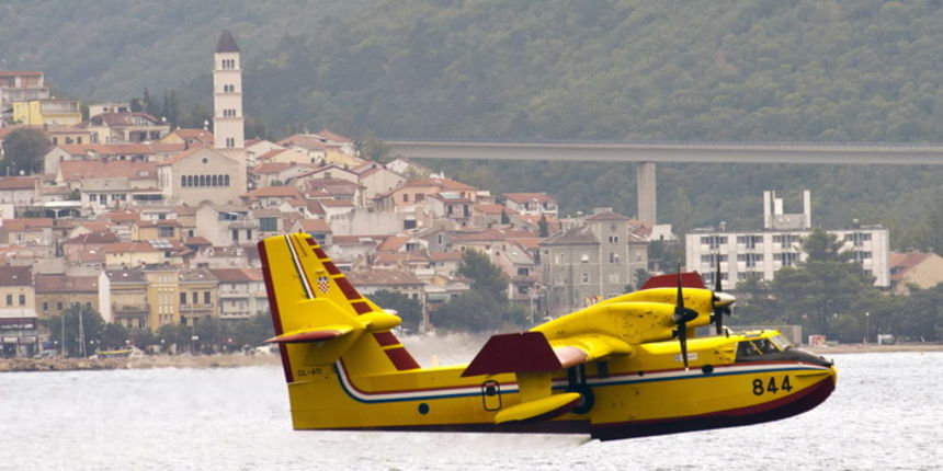 Krk,Silo,240712.Rano jutros nakon smanjenja bure nastavljeno je gasnje velikog pozara kod Selca i Crikvenice.Na fotografiji: kanader.Foto: Tea Cimas / CROPIX Krk,Silo,240712.Rano jutros nakon smanjenja bure nastavljeno je gasnje velikog pozara kod Selca i Crikvenice.Na fotografiji: kanader.Foto: Tea Cimas / CROPIX