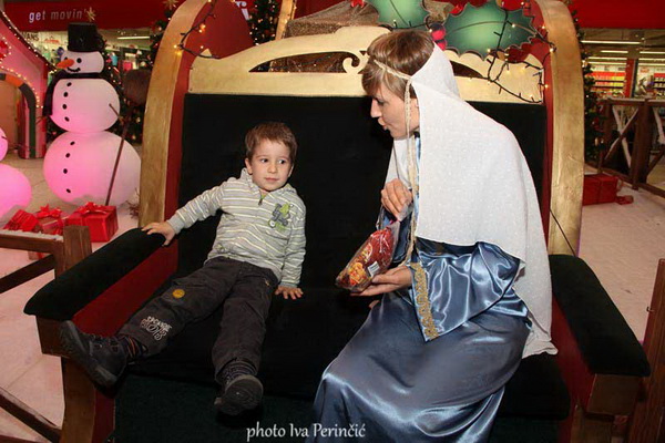 Sv. Luce razveselila mališane u Supernova centru, Foto: Iva Perinčić Sv. Luce razveselila mališane u Supernova centru, Foto: Iva Perinčić
