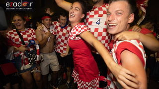 Čudesna noć: Velika fešta ulicama Zadra nakon plasmana Vatrenih u finale SP Čudesna noć: Velika fešta ulicama Zadra nakon plasmana Vatrenih u finale SP