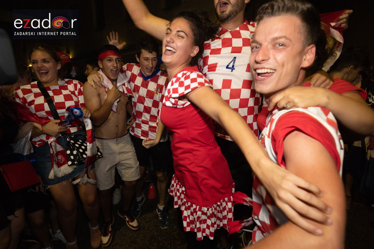Čudesna noć: Velika fešta ulicama Zadra nakon plasmana Vatrenih u finale SP Čudesna noć: Velika fešta ulicama Zadra nakon plasmana Vatrenih u finale SP