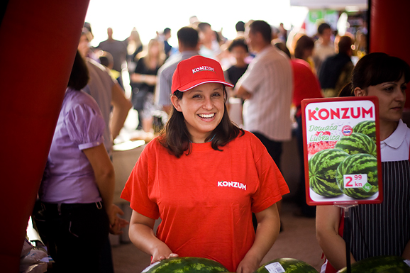 “Kupujmo hrvatsko” i “Vrijedne ruke” (foto:Saša Čuka) “Kupujmo hrvatsko” i “Vrijedne ruke” (foto:Saša Čuka)