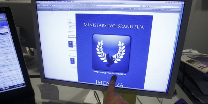 Zagreb, 191212.
Koranska.
Danas je u 12 h pustena internet stranica sa objavom Registra hrvatskih branitelja iz Domovinskog rata.
Foto: Goran Mehkek / CROPIX Zagreb, 191212.
Koranska.
Danas je u 12 h pustena internet stranica sa objavom Registra hrvatskih branitelja iz Domovinskog rata.
Foto: Goran Mehkek / CROPIX