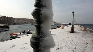 Zaleđeno more i čudesne ledene skulpture na senjskoj rivi