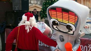 Božićnica na Novom: Radiolino, Djed božićnjak i ekipa Novog radija darivala sugrađane. Foto: Jurica Gašpar