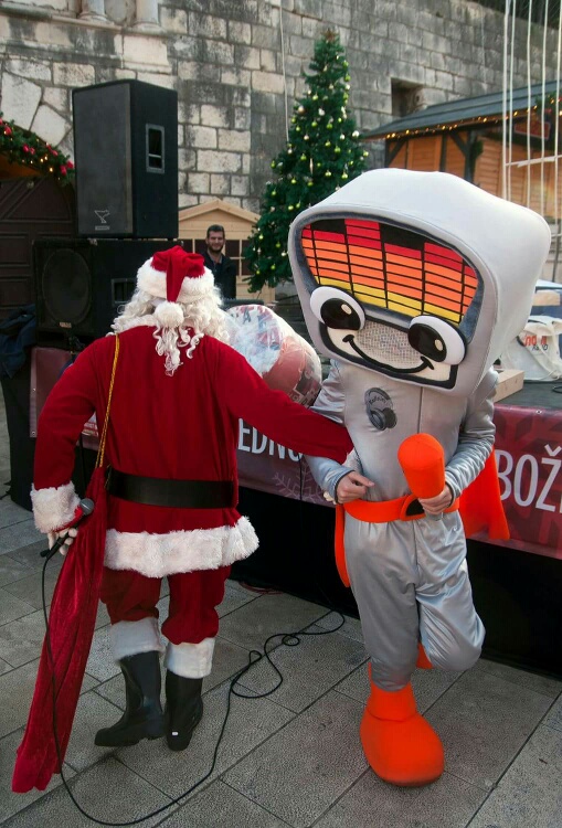 Božićnica na Novom: Radiolino, Djed božićnjak i ekipa Novog radija darivala sugrađane. Foto: Jurica Gašpar