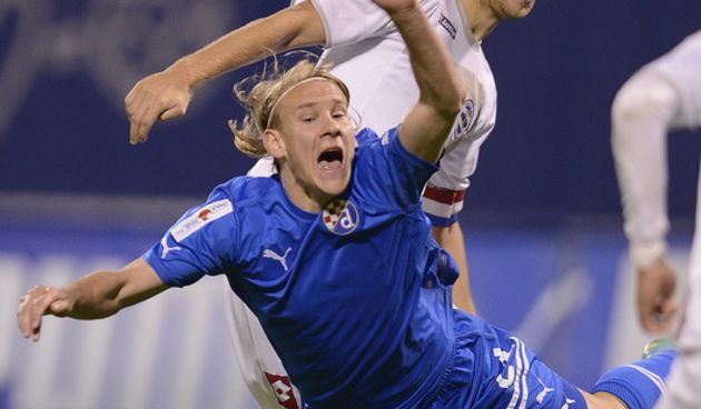 Zagreb, 301012.Maksimirski stadion.Hrvatski kup osmina finala izmedju Gnk Dinamo i Zadra.Na fotografiji: Domagoj Vida nakon prekrsaja u pozadini kapetan Zadra Jure Jerbic.Foto: Drago Sopta / CROPIX