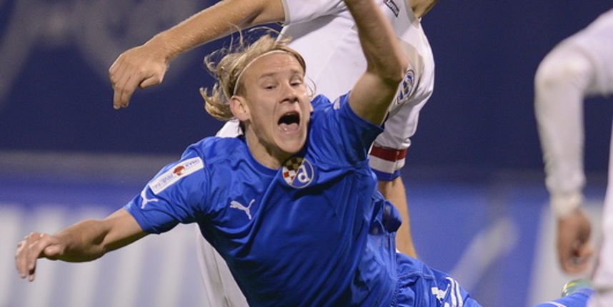 Zagreb, 301012.Maksimirski stadion.Hrvatski kup osmina finala izmedju Gnk Dinamo i Zadra.Na fotografiji: Domagoj Vida nakon prekrsaja u pozadini kapetan Zadra Jure Jerbic.Foto: Drago Sopta / CROPIX Zagreb, 301012.Maksimirski stadion.Hrvatski kup osmina finala izmedju Gnk Dinamo i Zadra.Na fotografiji: Domagoj Vida nakon prekrsaja u pozadini kapetan Zadra Jure Jerbic.Foto: Drago Sopta / CROPIX