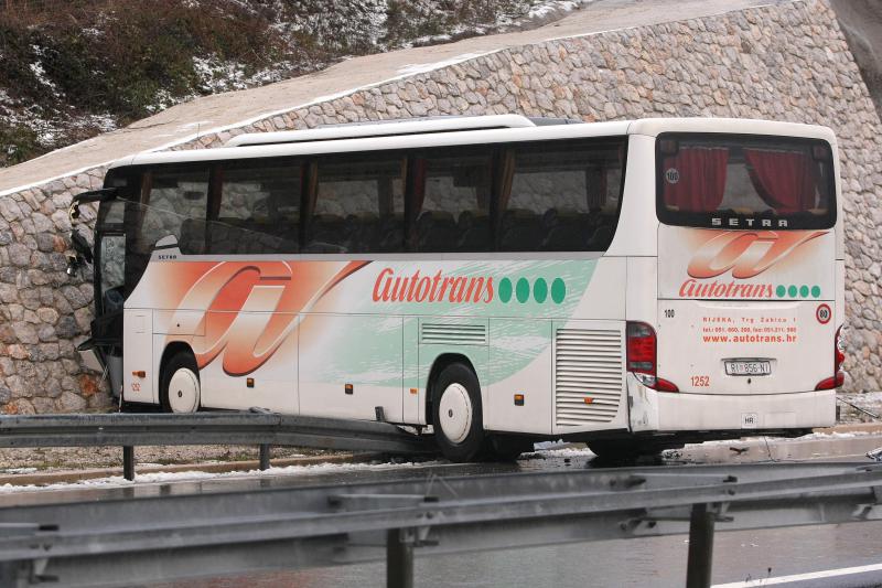 Na autocesti A1 poslije sv. Roka u smjeru Zagreba, kod tunela Krpani, u 6.15 sati sudarilo se 20-ak vozila u nekoliko lančanih sudara, Foto: Dino Stanin/PIXSELL Na autocesti A1 poslije sv. Roka u smjeru Zagreba, kod tunela Krpani, u 6.15 sati sudarilo se 20-ak vozila u nekoliko lančanih sudara, Foto: Dino Stanin/PIXSELL