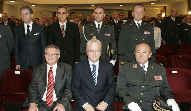 Predsjednik Ivo Josipovic na svecanoj akademiji povodom obiljezavanja Dana Pobjede i Domovinske zahvalnosti u Domu HV-Zvonimir na Kresimirovom trgu. Josipovic je dodijelio nagrade, priznanja i promaknuca djelatnicima MORH-a. Na slici s lijeva na desno: Br